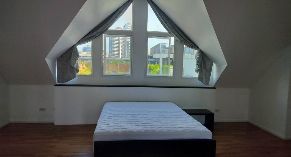 For rent 4 bedrooms condo in Watthana, Bangkok