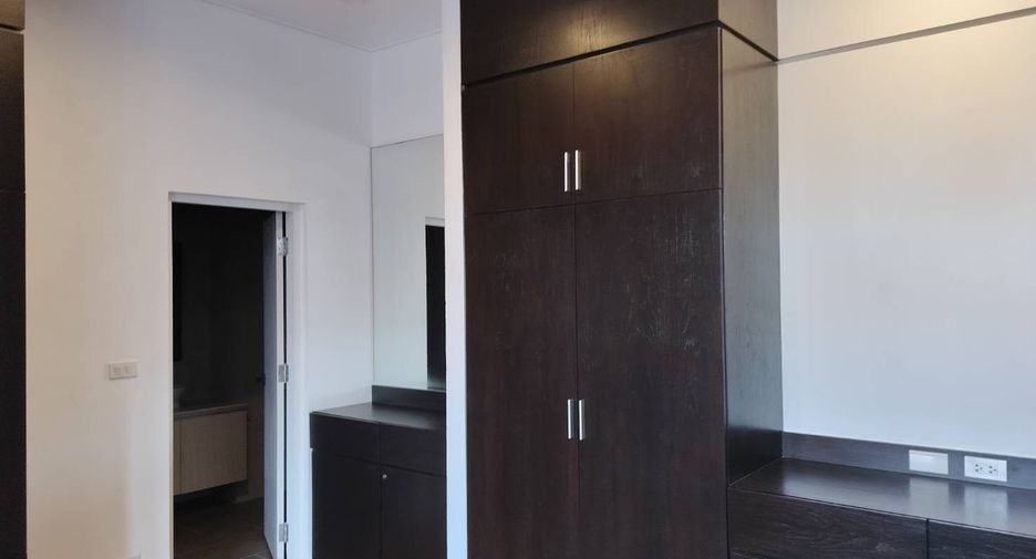 For rent 4 bedrooms condo in Watthana, Bangkok