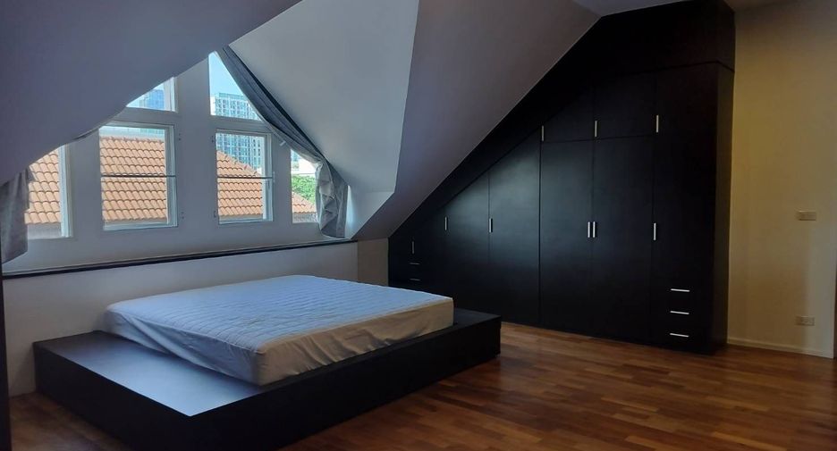 For rent 4 bedrooms condo in Watthana, Bangkok