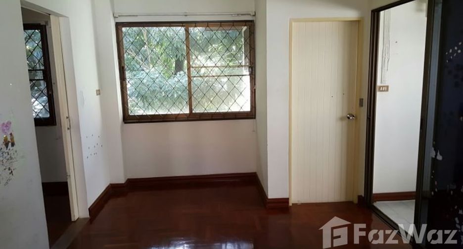 For rent 4 bedrooms house in Watthana, Bangkok