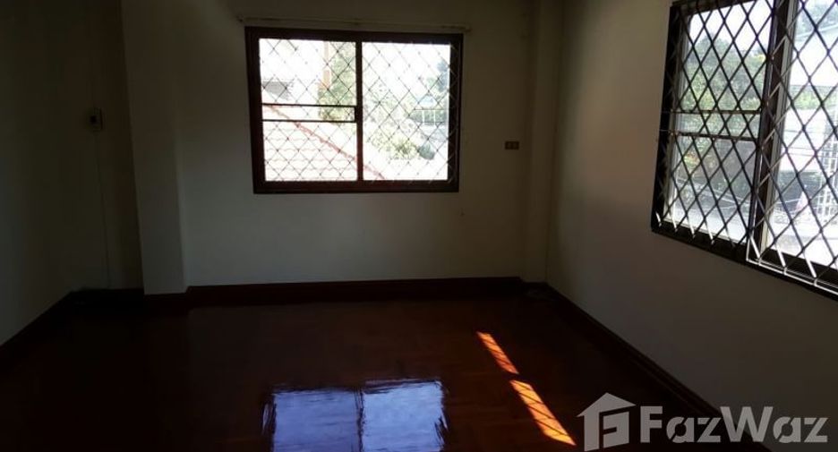 For rent 4 bedrooms house in Watthana, Bangkok