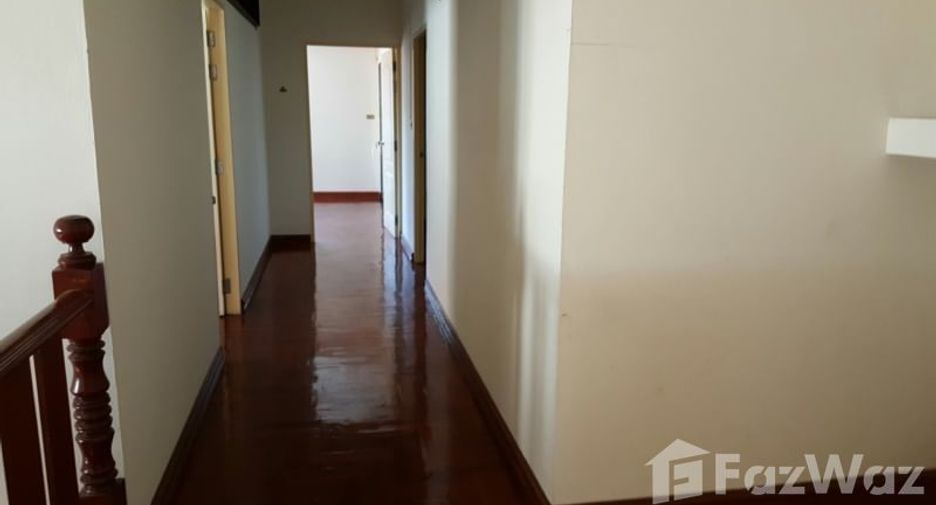 For rent 4 bedrooms house in Watthana, Bangkok