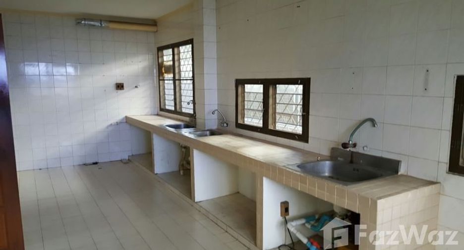 For rent 4 bedrooms house in Watthana, Bangkok