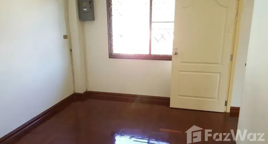 For rent 4 bedrooms house in Watthana, Bangkok