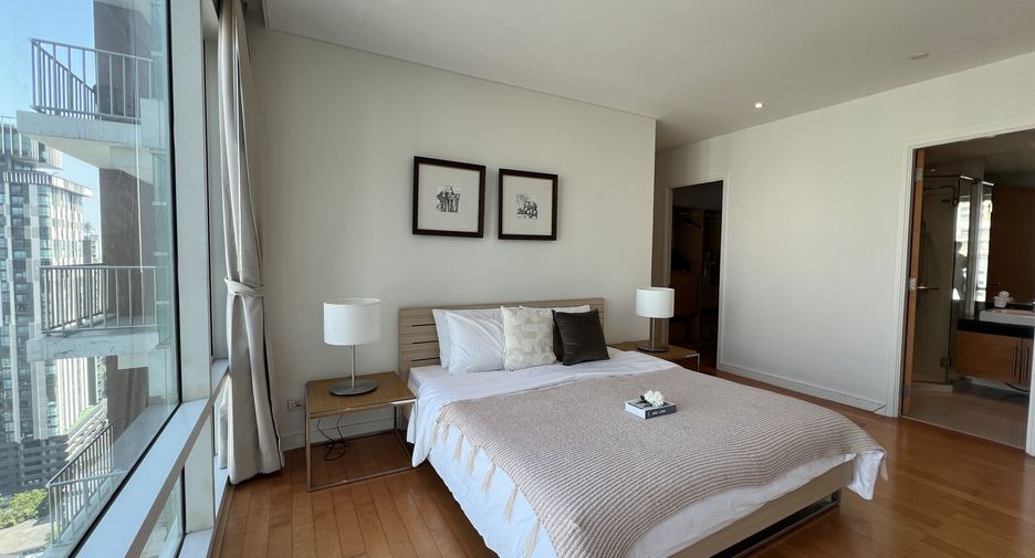For rent 2 bedrooms condo in Khlong Toei, Bangkok