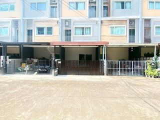 Casa adosada en alquiler de 3 habitaciones en Suan Luang, Bangkok