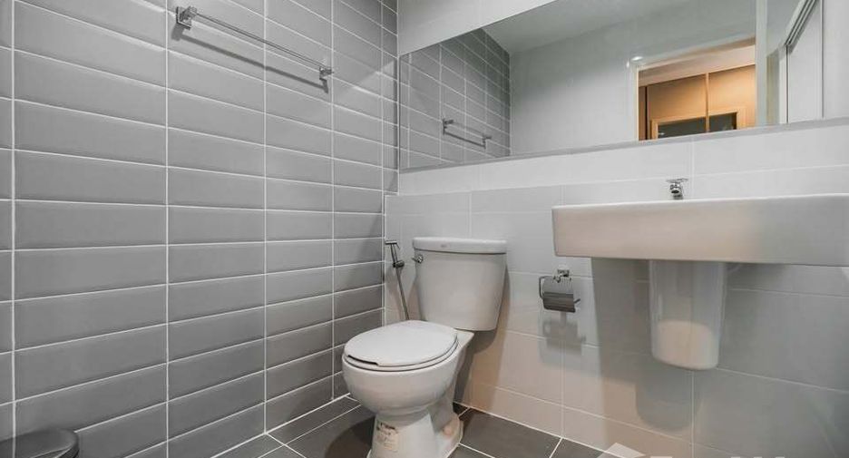For rent 2 bedrooms condo in Huai Khwang, Bangkok