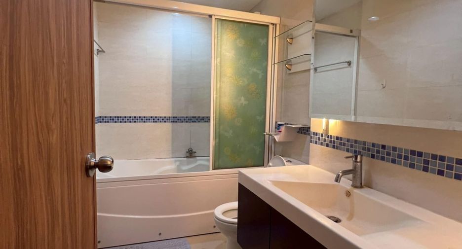 For rent 2 bedrooms condo in Huai Khwang, Bangkok