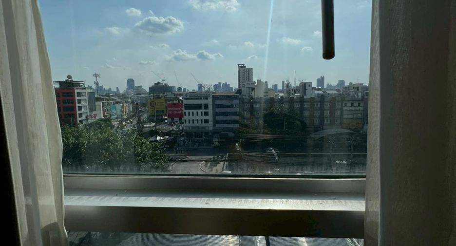 For rent 2 bedrooms condo in Huai Khwang, Bangkok