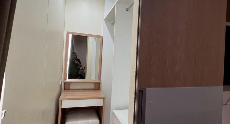 For rent 2 bedrooms condo in Huai Khwang, Bangkok