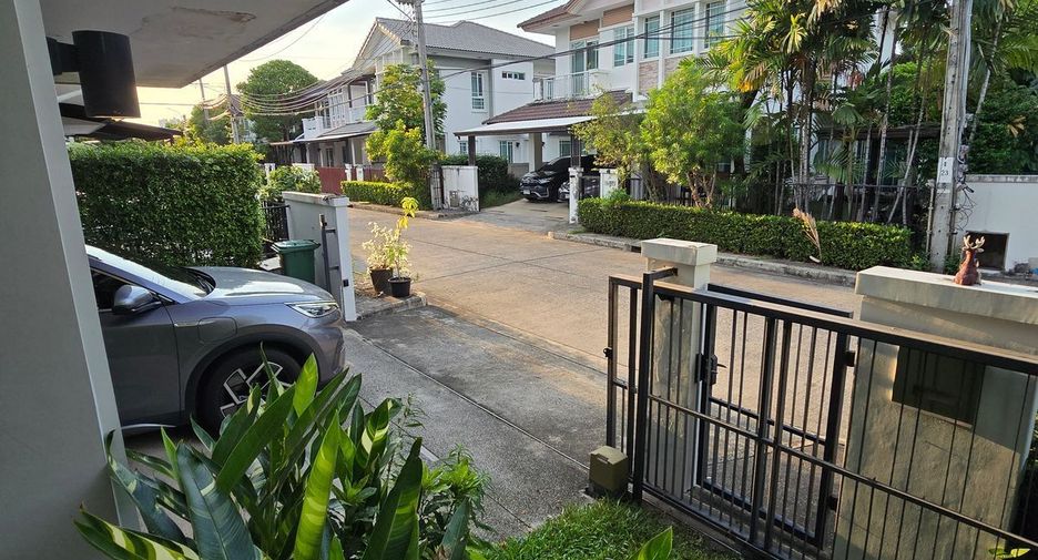 For rent 3 bedrooms house in Bang Kapi, Bangkok