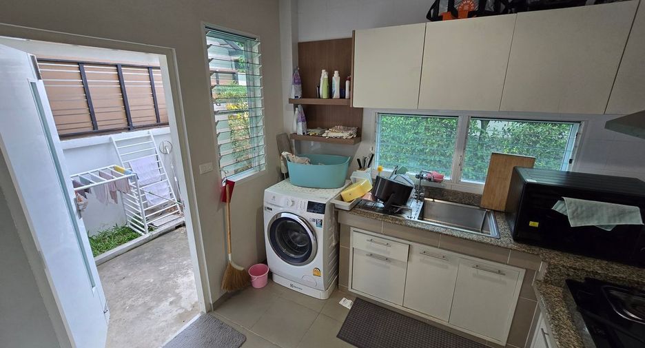For rent 3 bedrooms house in Bang Kapi, Bangkok