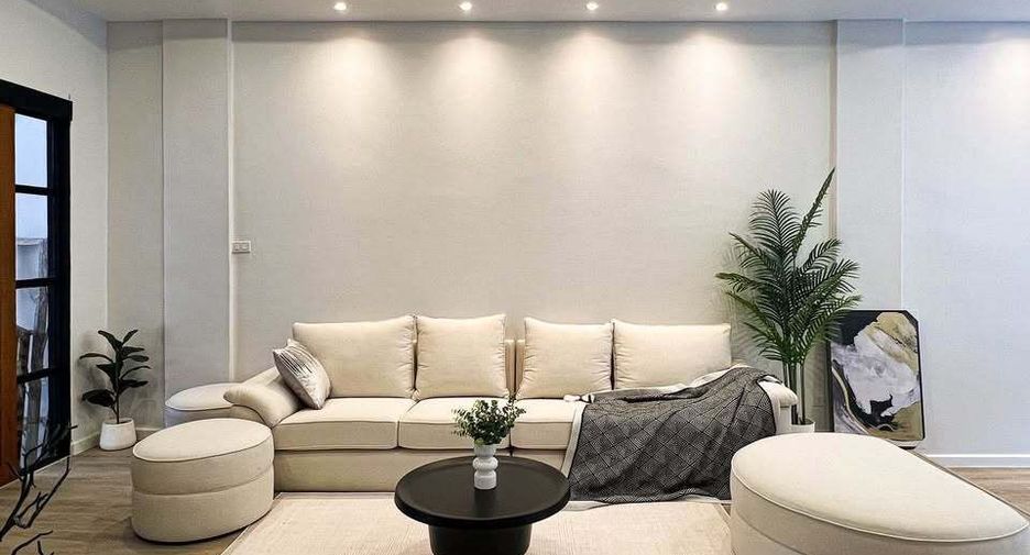 Casa en alquiler de 6 habitaciones en Watthana, Bangkok