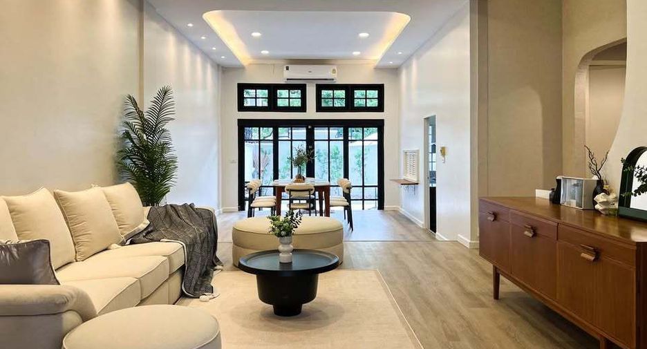 Casa en alquiler de 6 habitaciones en Watthana, Bangkok