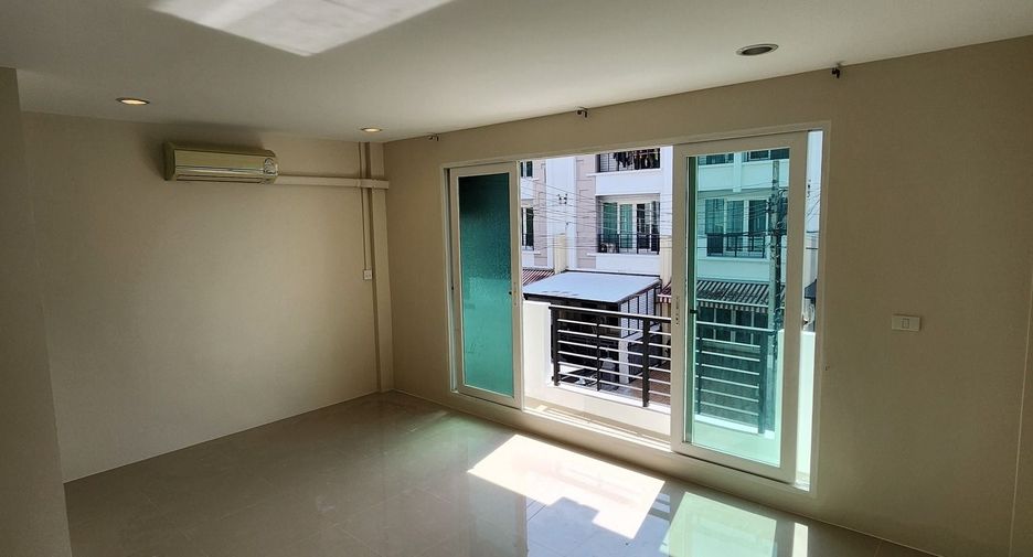 For rent 3 bedrooms townhouse in Wang Thonglang, Bangkok