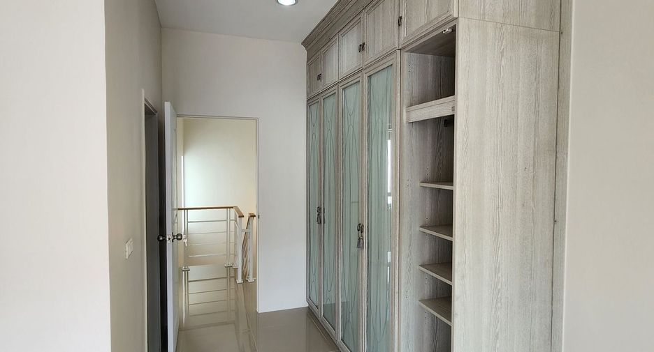 For rent 3 bedrooms townhouse in Wang Thonglang, Bangkok