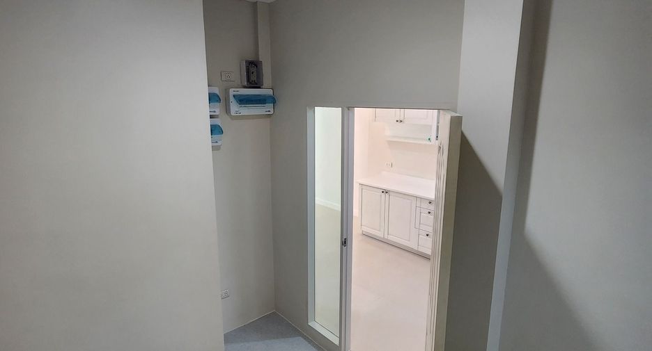 For rent 3 bedrooms townhouse in Wang Thonglang, Bangkok