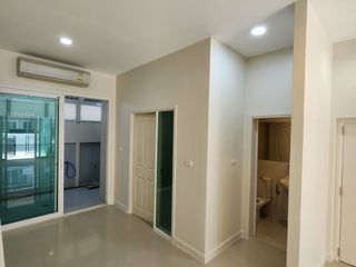 出租 3 卧室 联排别墅 在 Wang Thong Lang, 曼谷