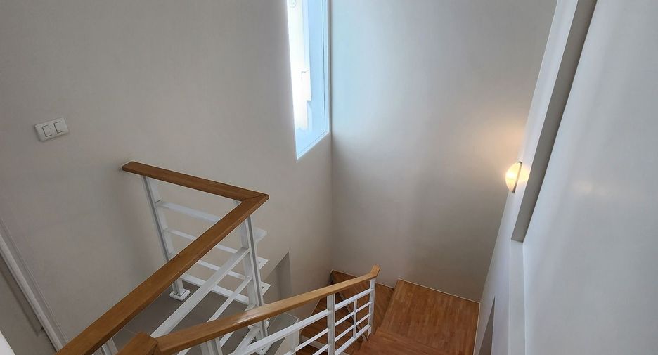 For rent 3 bedrooms townhouse in Wang Thonglang, Bangkok