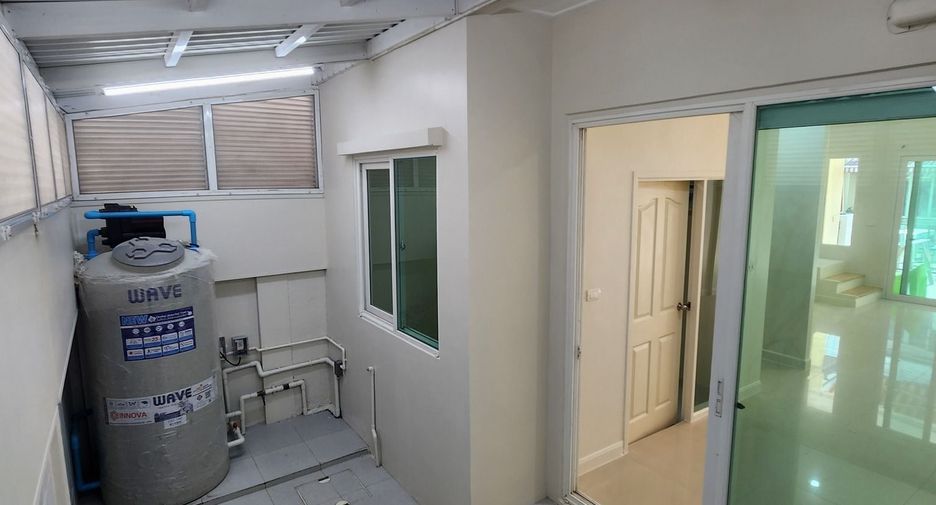 For rent 3 bedrooms townhouse in Wang Thonglang, Bangkok