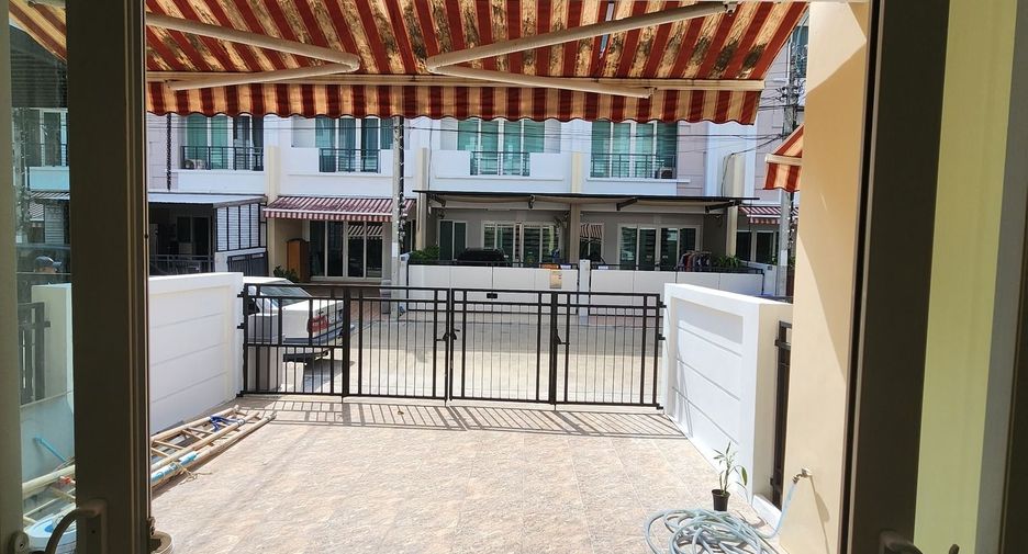 For rent 3 bedrooms townhouse in Wang Thonglang, Bangkok