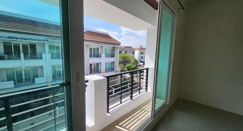 For rent 3 bedrooms townhouse in Wang Thonglang, Bangkok