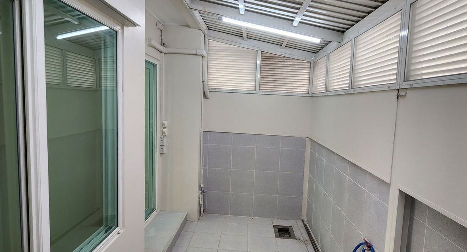 For rent 3 bedrooms townhouse in Wang Thonglang, Bangkok