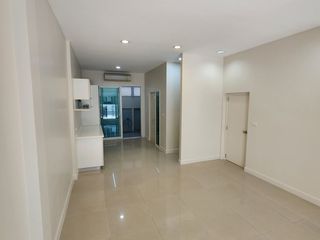 出租 3 卧室 联排别墅 在 Wang Thong Lang, 曼谷