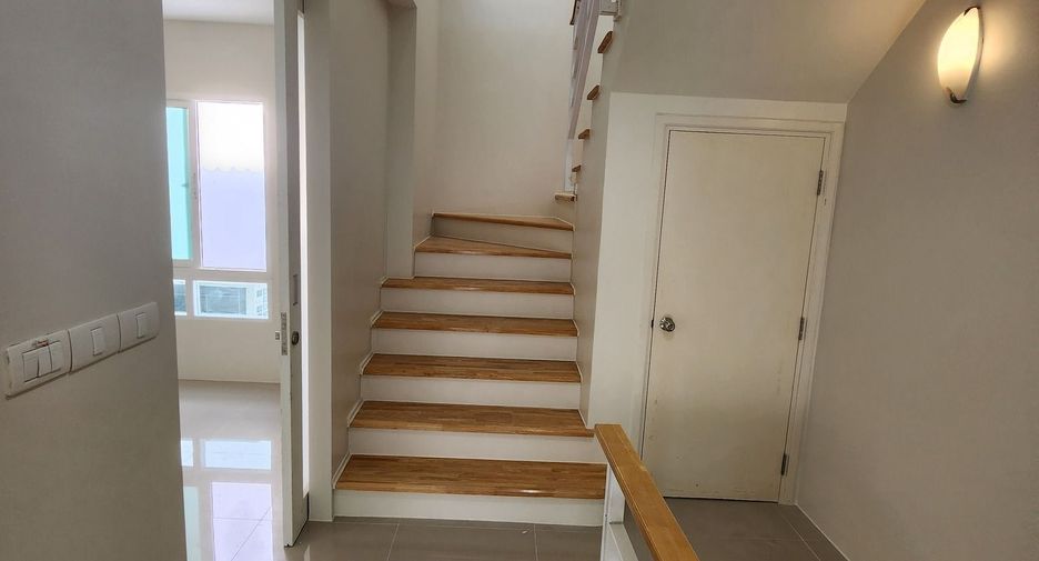 For rent 3 bedrooms townhouse in Wang Thonglang, Bangkok
