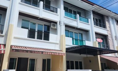 For rent 3 bedrooms townhouse in Wang Thonglang, Bangkok