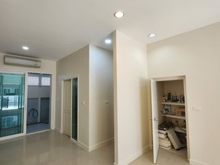 出租 3 卧室 联排别墅 在 Wang Thong Lang, 曼谷