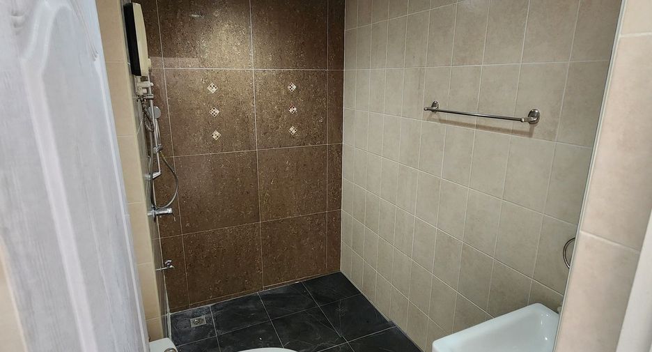 For rent 3 bedrooms townhouse in Wang Thonglang, Bangkok