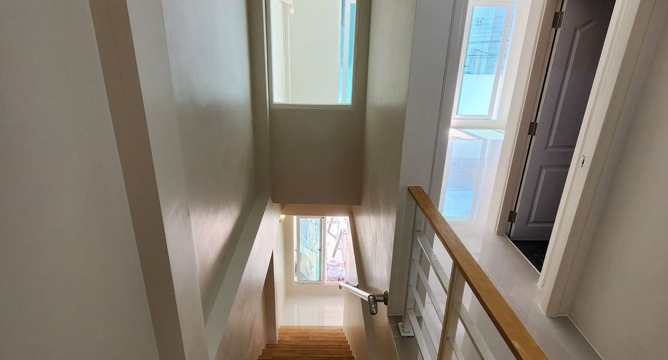 For rent 3 bedrooms townhouse in Wang Thonglang, Bangkok