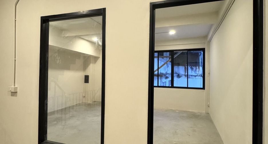 For rent retail Space in Phra Khanong, Bangkok