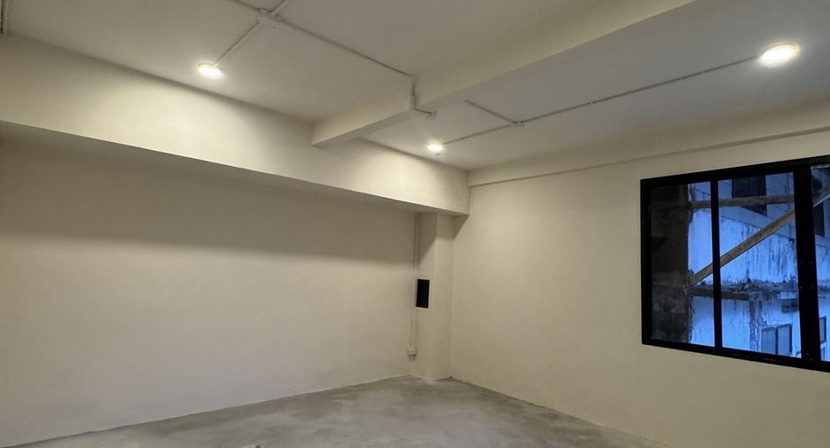 For rent retail Space in Phra Khanong, Bangkok