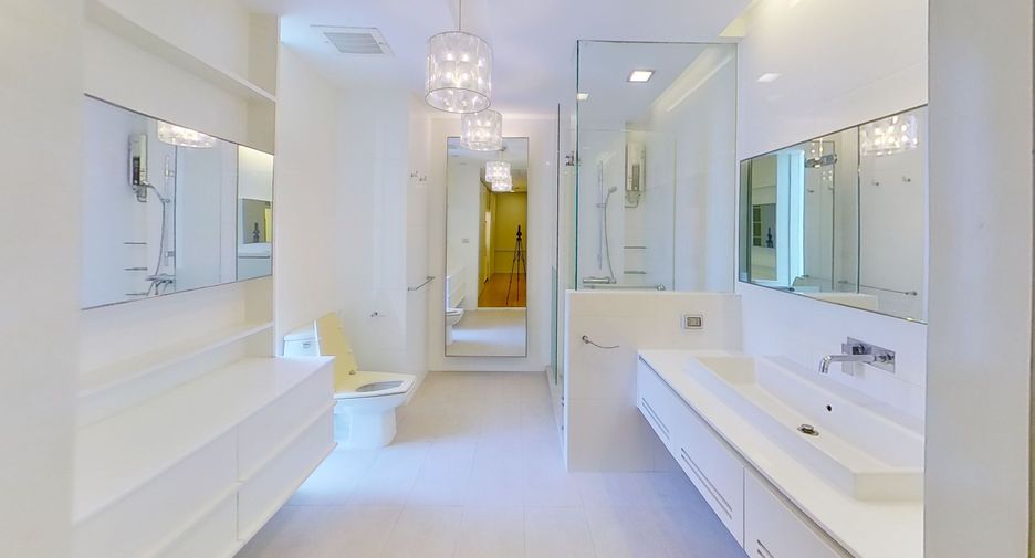 For rent 2 bedrooms condo in Khlong Toei, Bangkok