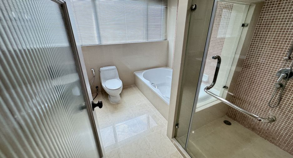 For rent 3 ベッドルーム apartment in Khlong Toei, Bangkok