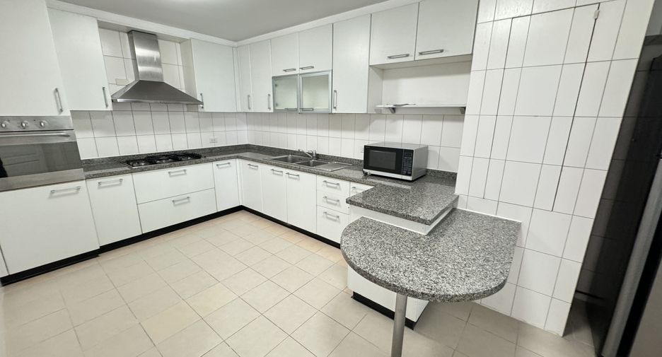 For rent 3 ベッドルーム apartment in Khlong Toei, Bangkok
