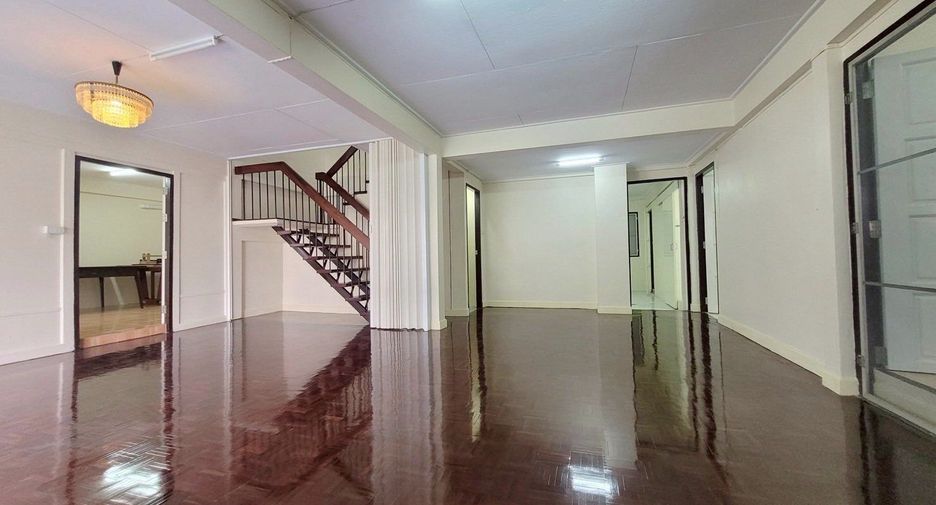 Casa en alquiler de 4 habitaciones en Suan Luang, Bangkok