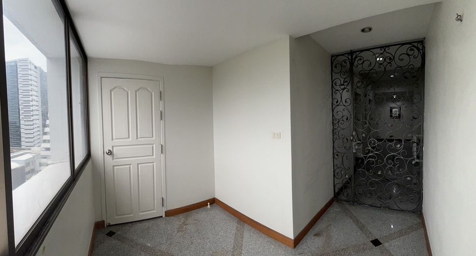 For rent 3 bedrooms apartment in Pathum Wan, Bangkok