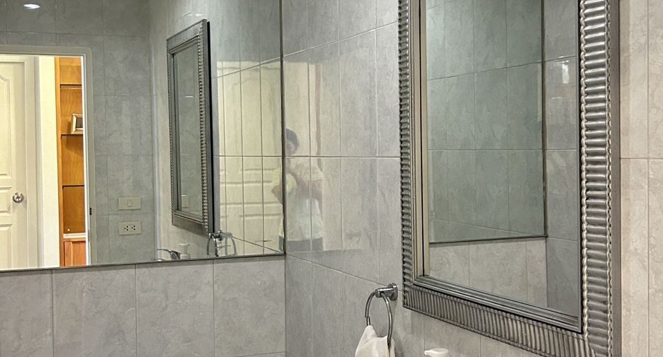 For rent 3 bedrooms apartment in Pathum Wan, Bangkok