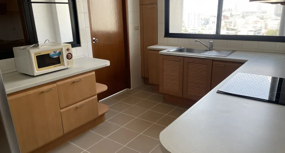 For rent 3 bedrooms apartment in Watthana, Bangkok