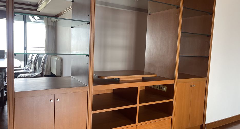 For rent 3 bedrooms apartment in Watthana, Bangkok