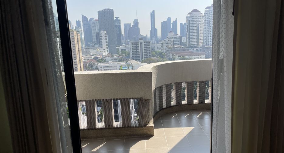 For rent 3 bedrooms apartment in Watthana, Bangkok