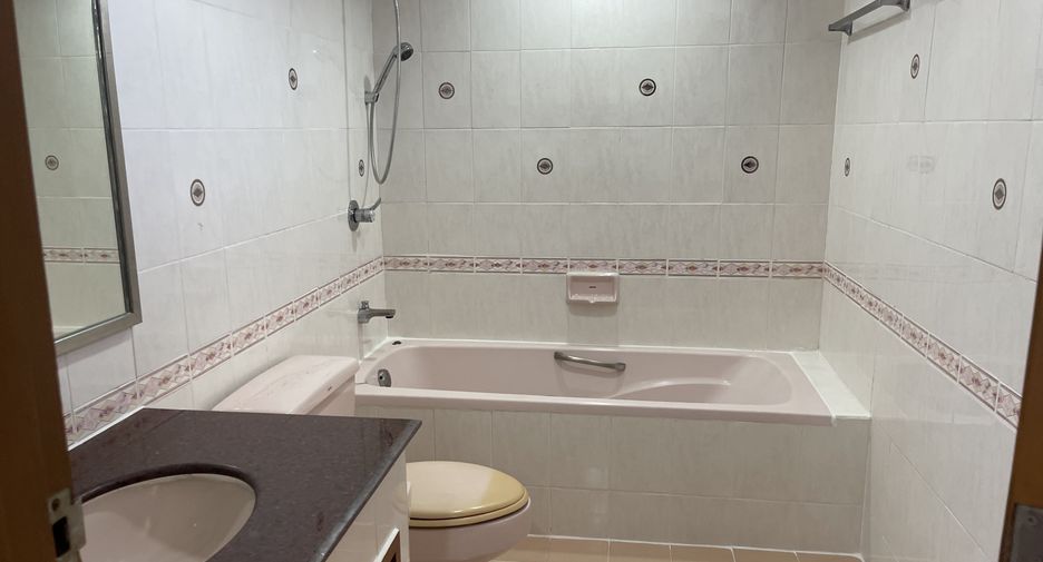 For rent 3 bedrooms apartment in Watthana, Bangkok
