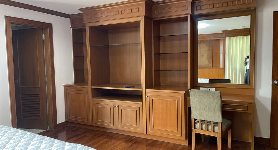 For rent 3 bedrooms apartment in Watthana, Bangkok