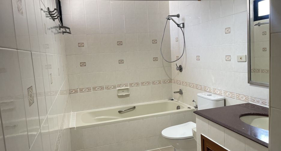 For rent 3 bedrooms apartment in Watthana, Bangkok