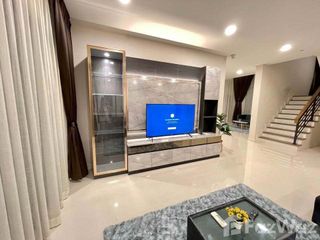 Casa en alquiler de 5 habitaciones en Sai Mai, Bangkok