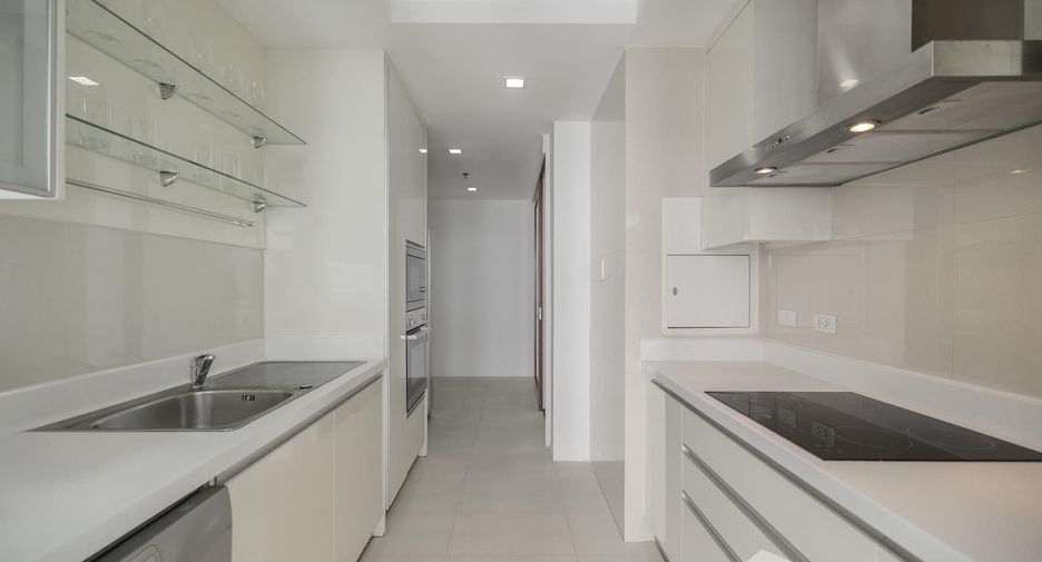 For rent 3 bedrooms apartment in Khlong Toei, Bangkok