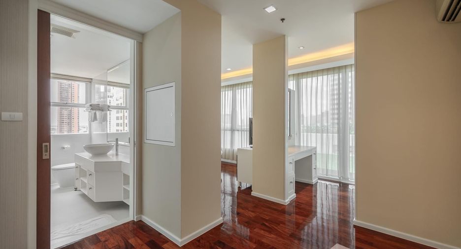 For rent 3 bedrooms apartment in Khlong Toei, Bangkok